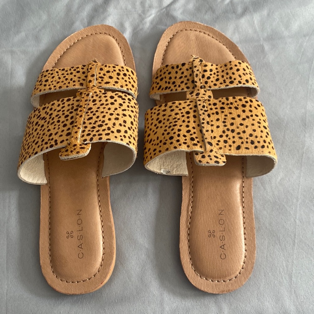 Caslon Calf Hair Cheetah Print Sandal Tan & Brown Toe Separator Size 6 1/2